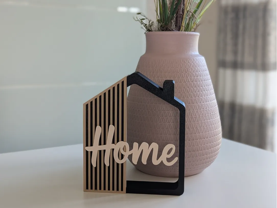 Casita decorativa Home impresa en 3D en negro, arena y crema, vista frontal