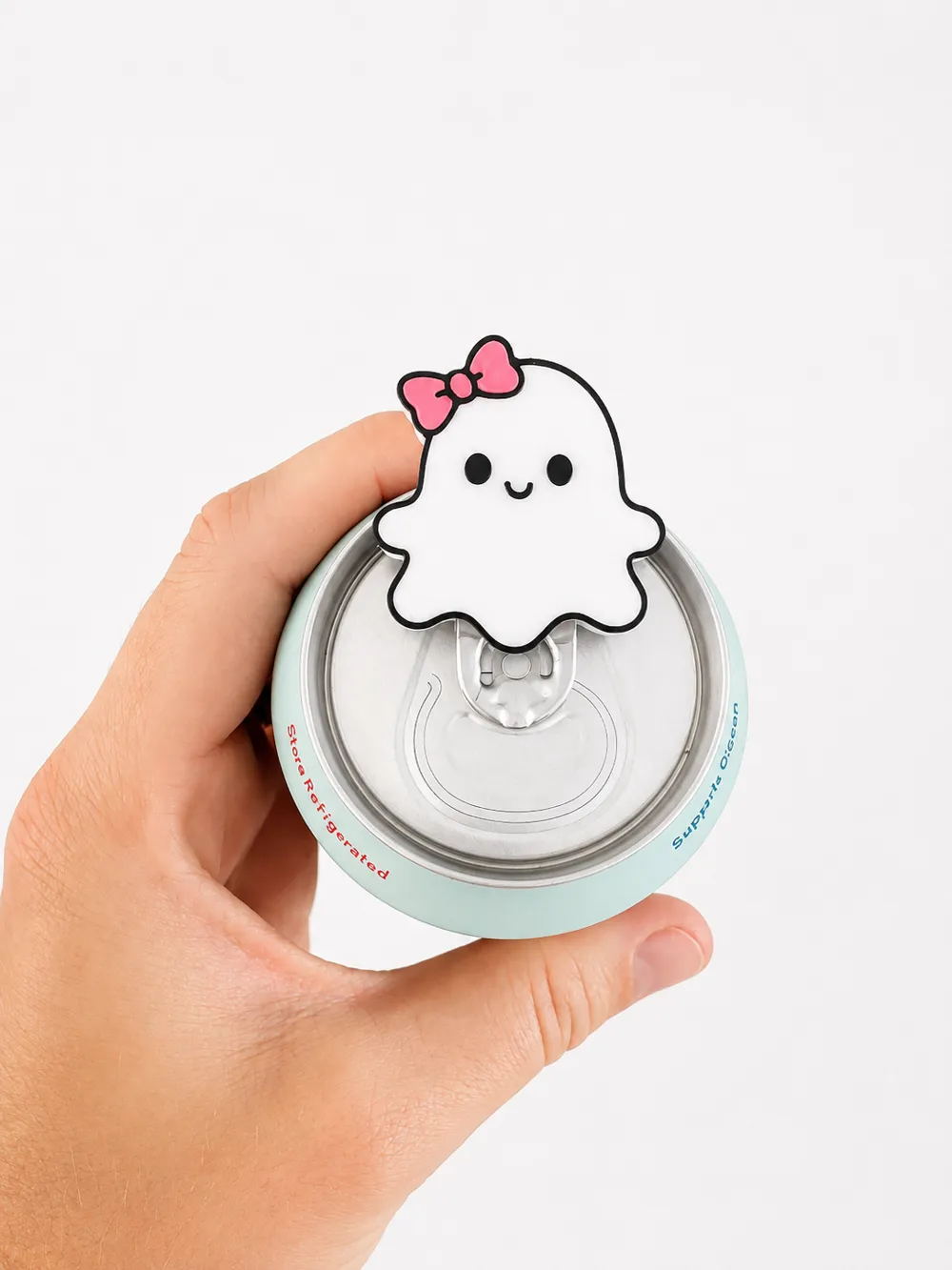 Mano sujetando una lata con el abrelatas fantasma colocado bajo la anilla