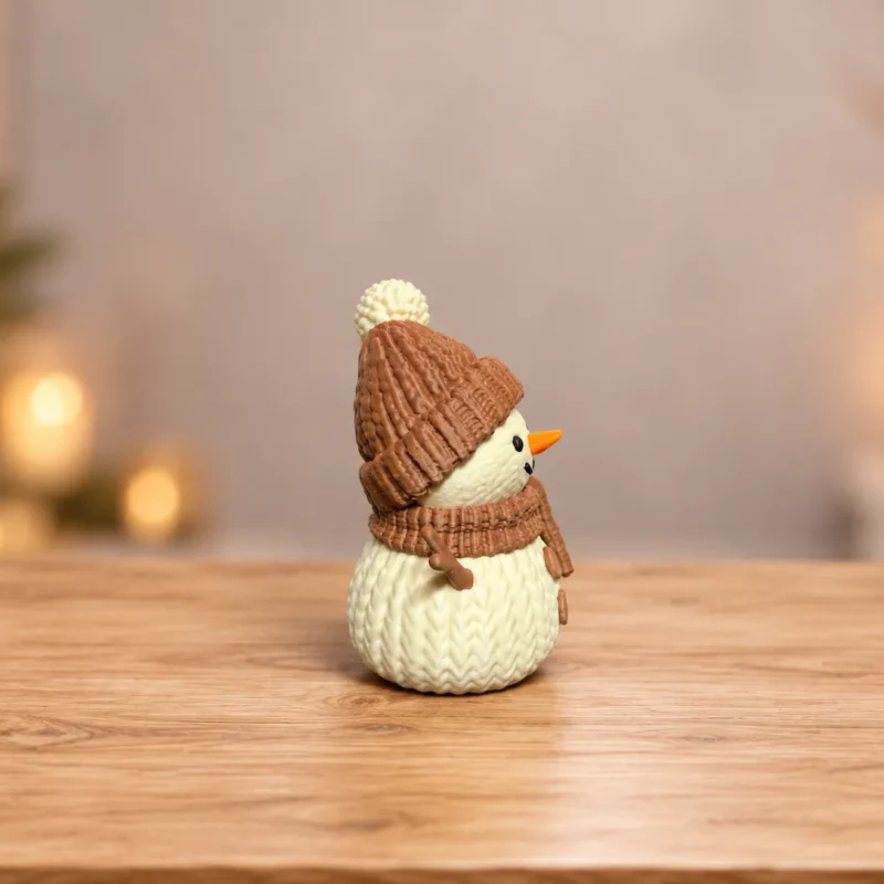 Perfil del muñeco de nieve impreso en 3D con gorro de pompón, bufanda y nariz naranja