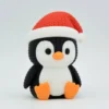 Pingüino de punto con gorro rojo de Papá Noel, vista frontal