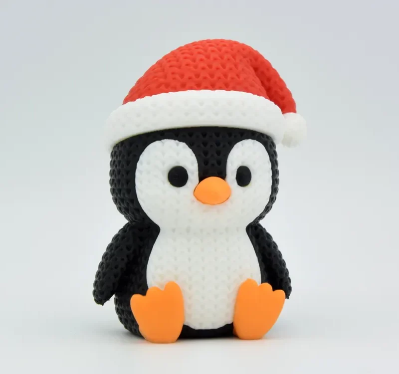 Pingüino de punto con gorro rojo de Papá Noel, vista frontal